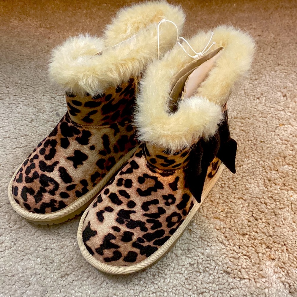Brand new and never worn leopard print velour fur boots with black bow on side.